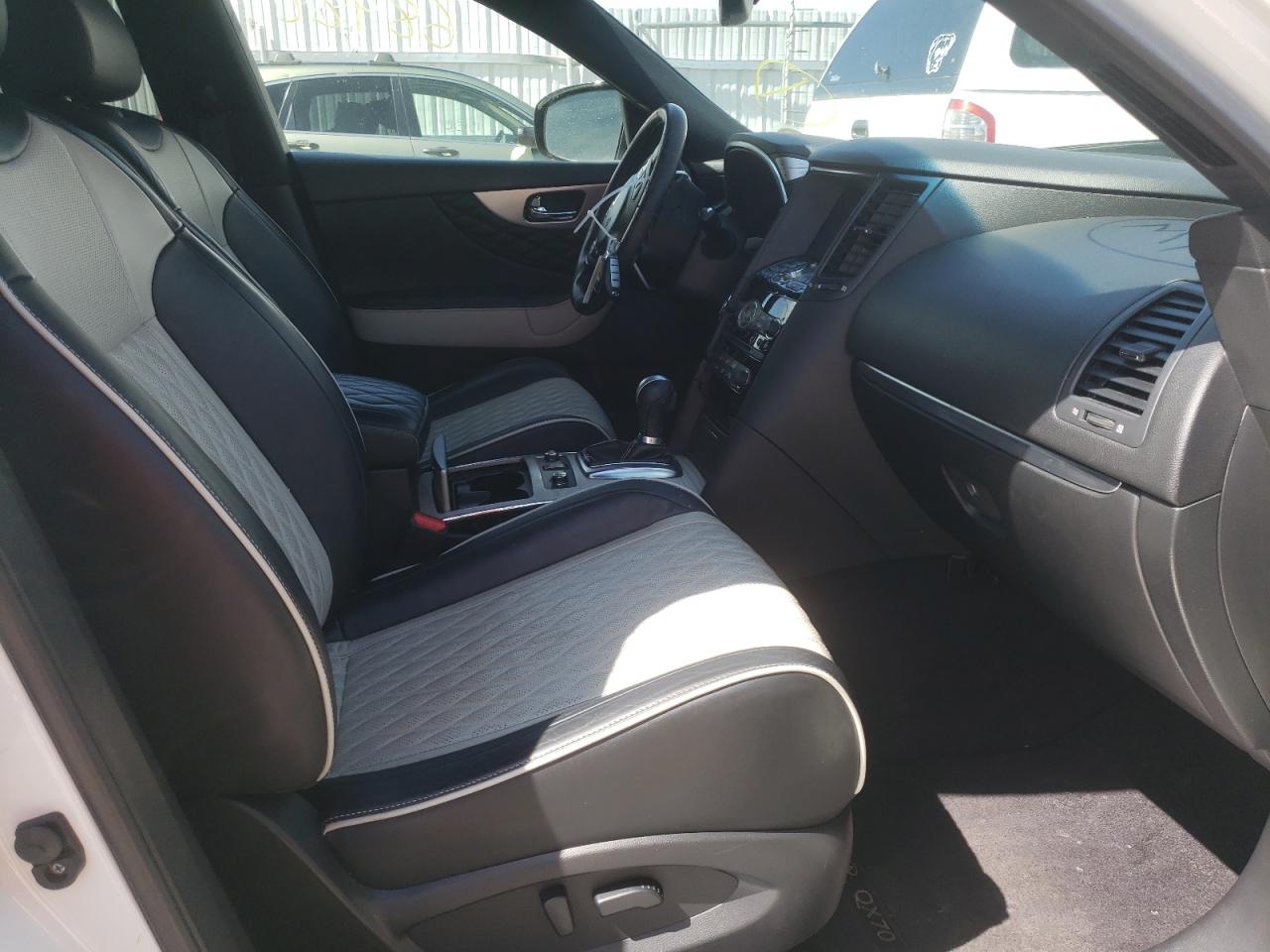 Photo 5 from auction – 2017 INFINITI QX70 with VIN JN8CS1MW0HM411063