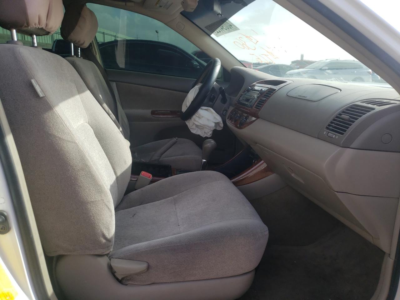 Photo 5 from auction – 2004 TOYOTA CAMRY LE with VIN JTDBE30K540277844