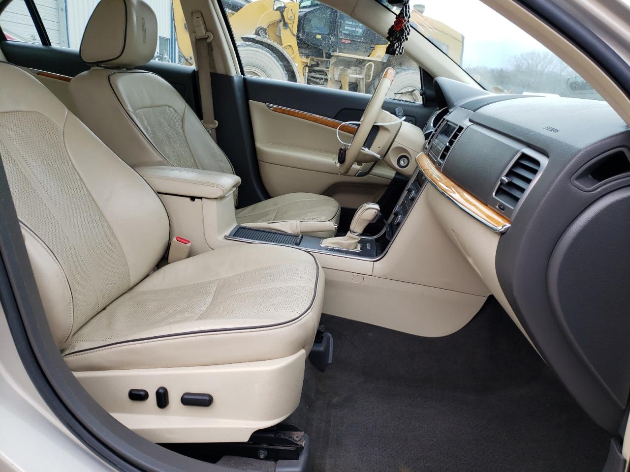 Photo 5 from auction – 2010 LINCOLN MKZ with VIN 3LNHL2JC2AR656924