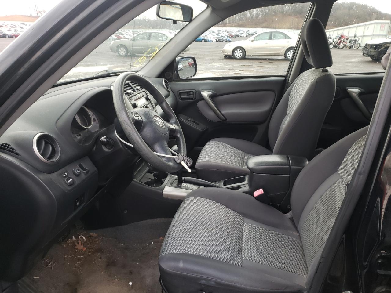 Photo 5 from auction – 2005 TOYOTA RAV4 with VIN JTEGD20V050049454