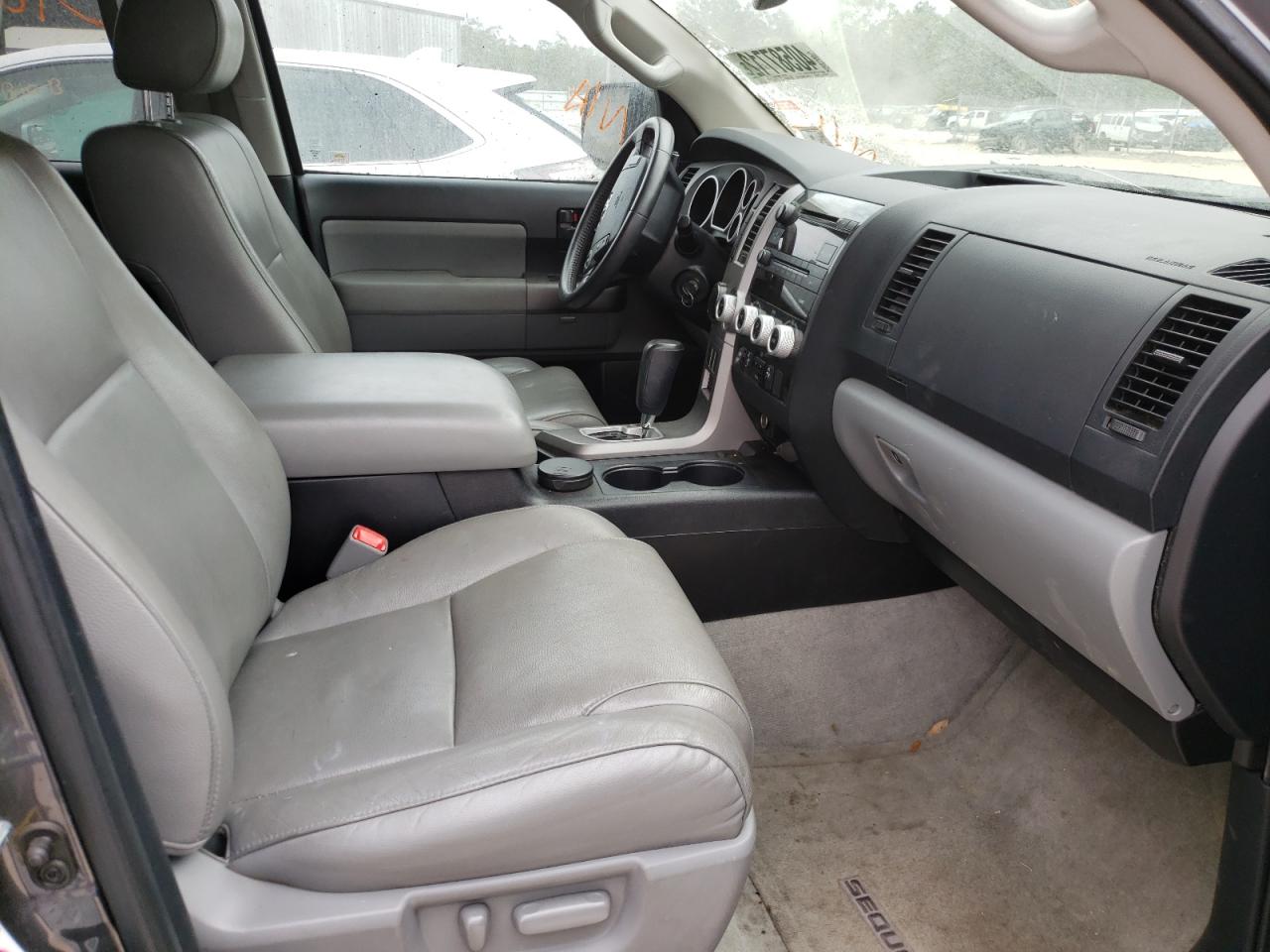 Photo 5 from auction – 2011 TOYOTA SEQUOIA SR with VIN 5TDZM5G18BS002764