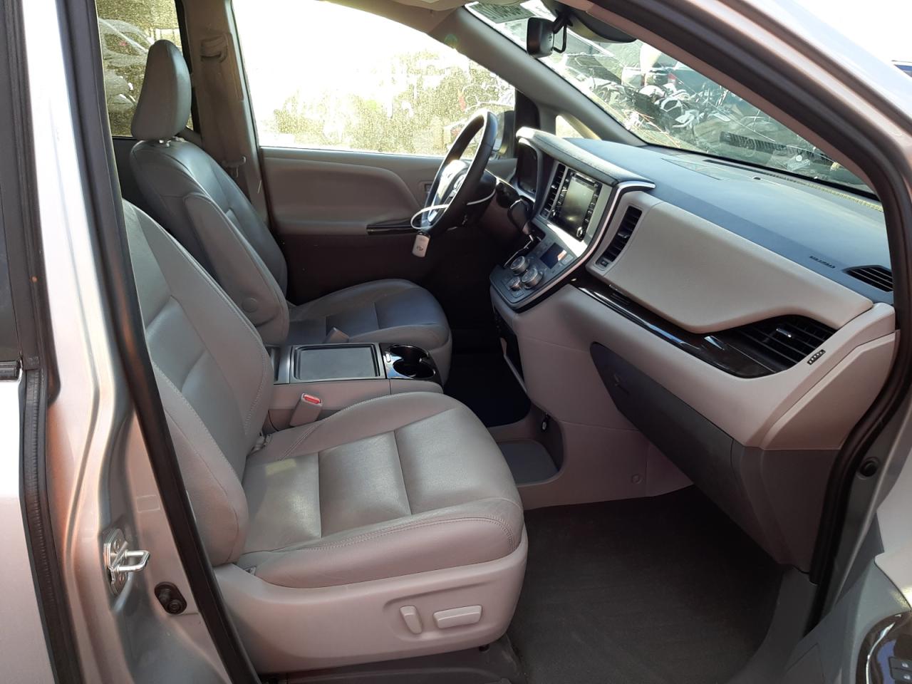 Photo 5 from auction – 2020 TOYOTA SIENNA XLE with VIN 5TDYZ3DC7LS080669