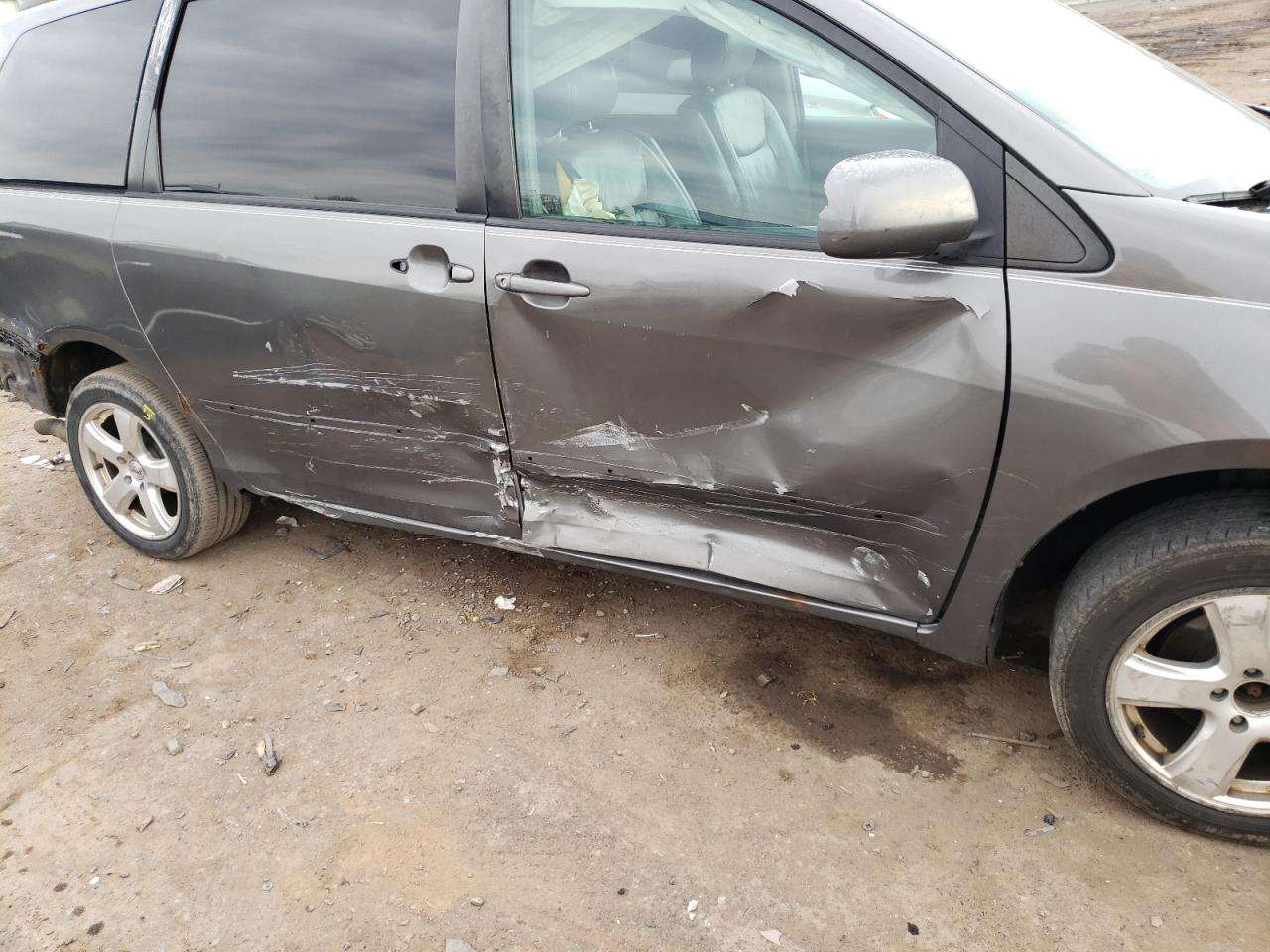 Photo 9 from auction – 2005 TOYOTA SIENNA XLE with VIN 5TDBA22C35S047889