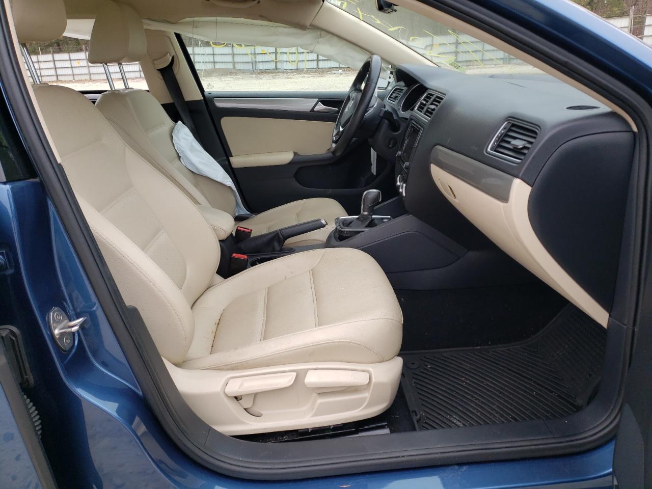 Photo 5 from auction – 2017 VOLKSWAGEN JETTA SE with VIN 3VWDB7AJ9HM298064