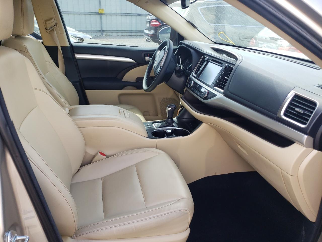 Photo 5 from auction – 2016 TOYOTA HIGHLANDER with VIN 5TDKKRFHXGS127981