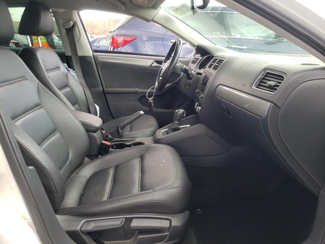 Photo 5 from auction – 2017 VOLKSWAGEN JETTA SE with VIN 3VWDB7AJ0HM338161