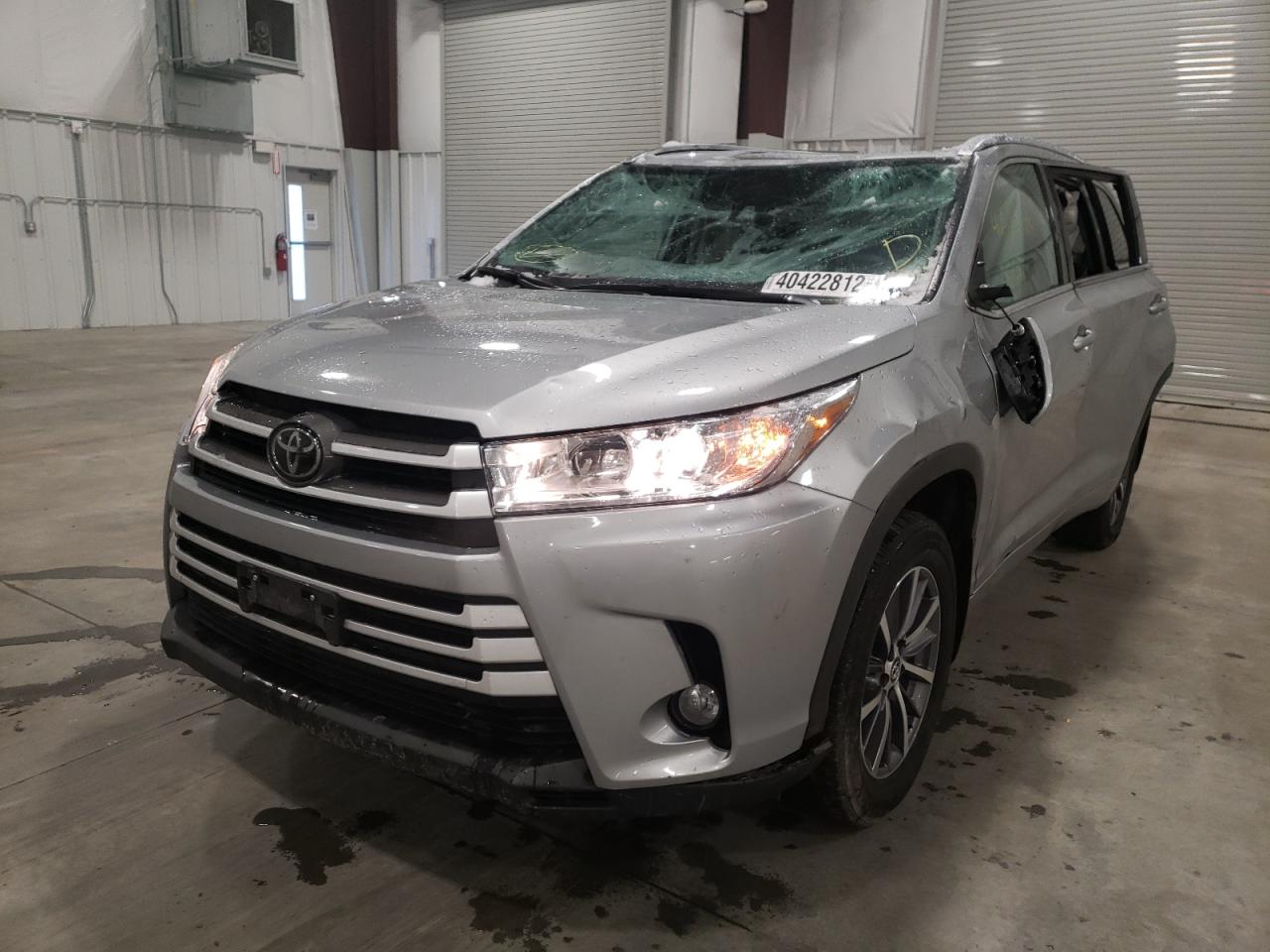 Photo 2 from auction – 2018 TOYOTA HIGHLANDER with VIN 5TDJZRFH5JS877710