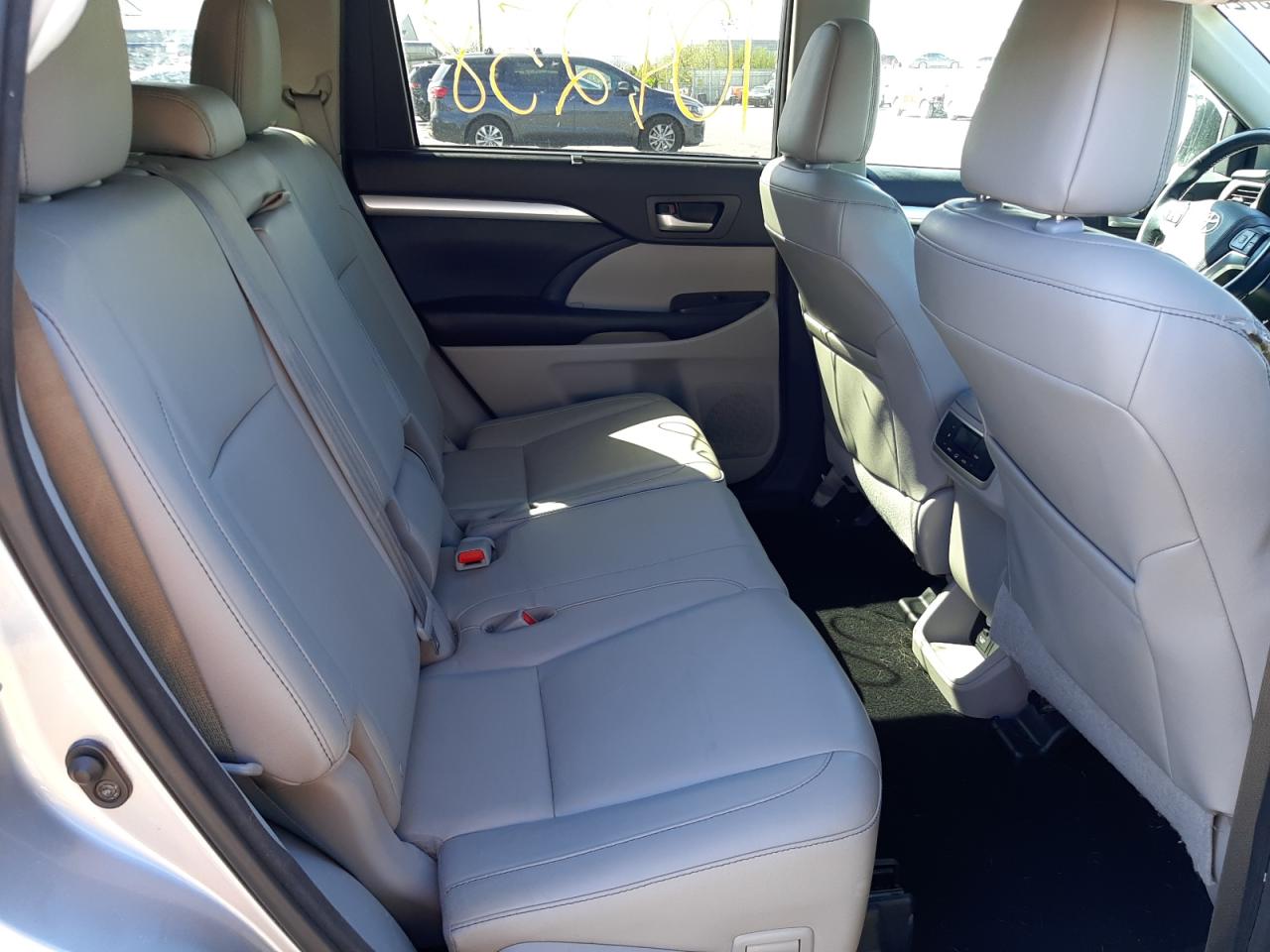 Photo 6 from auction – 2016 TOYOTA HIGHLANDER with VIN 5TDJKRFHXGS349643