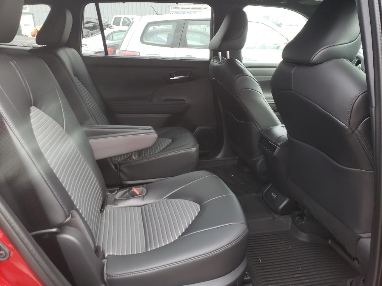 Photo 6 from auction – 2022 TOYOTA HIGHLANDER with VIN 5TDJZRBH0NS170073