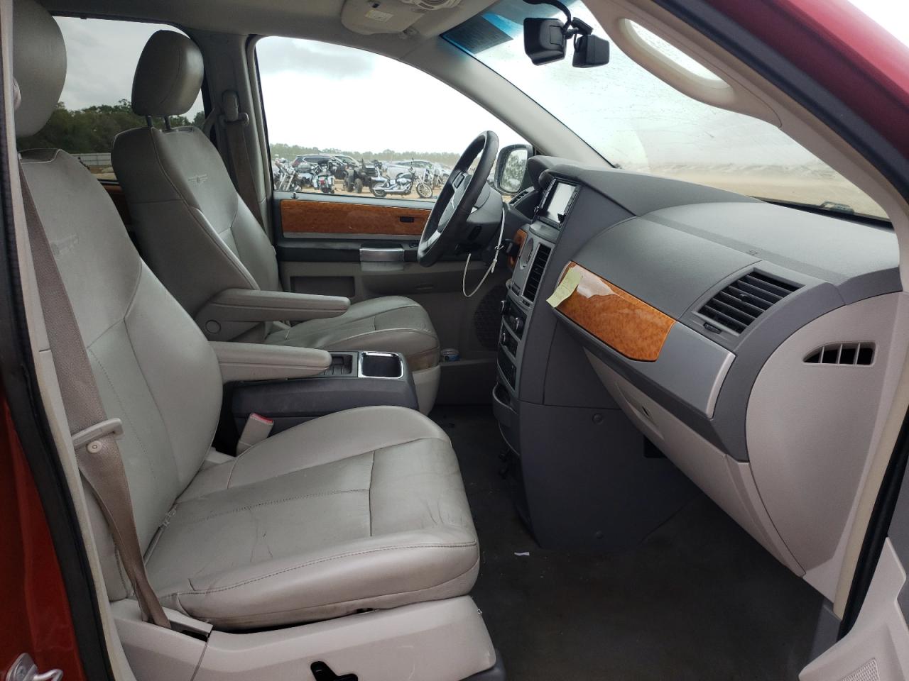Photo 5 from auction – 2010 CHRYSLER TOWN & COU with VIN 2A4RR6DX8AR133985