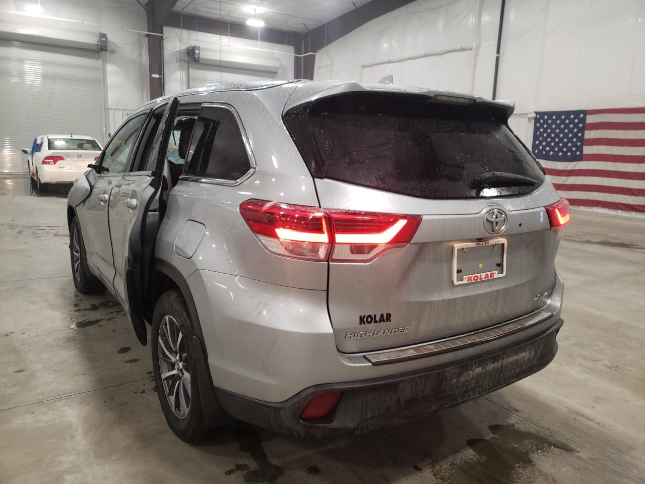 Photo 3 from auction – 2018 TOYOTA HIGHLANDER with VIN 5TDJZRFH5JS877710
