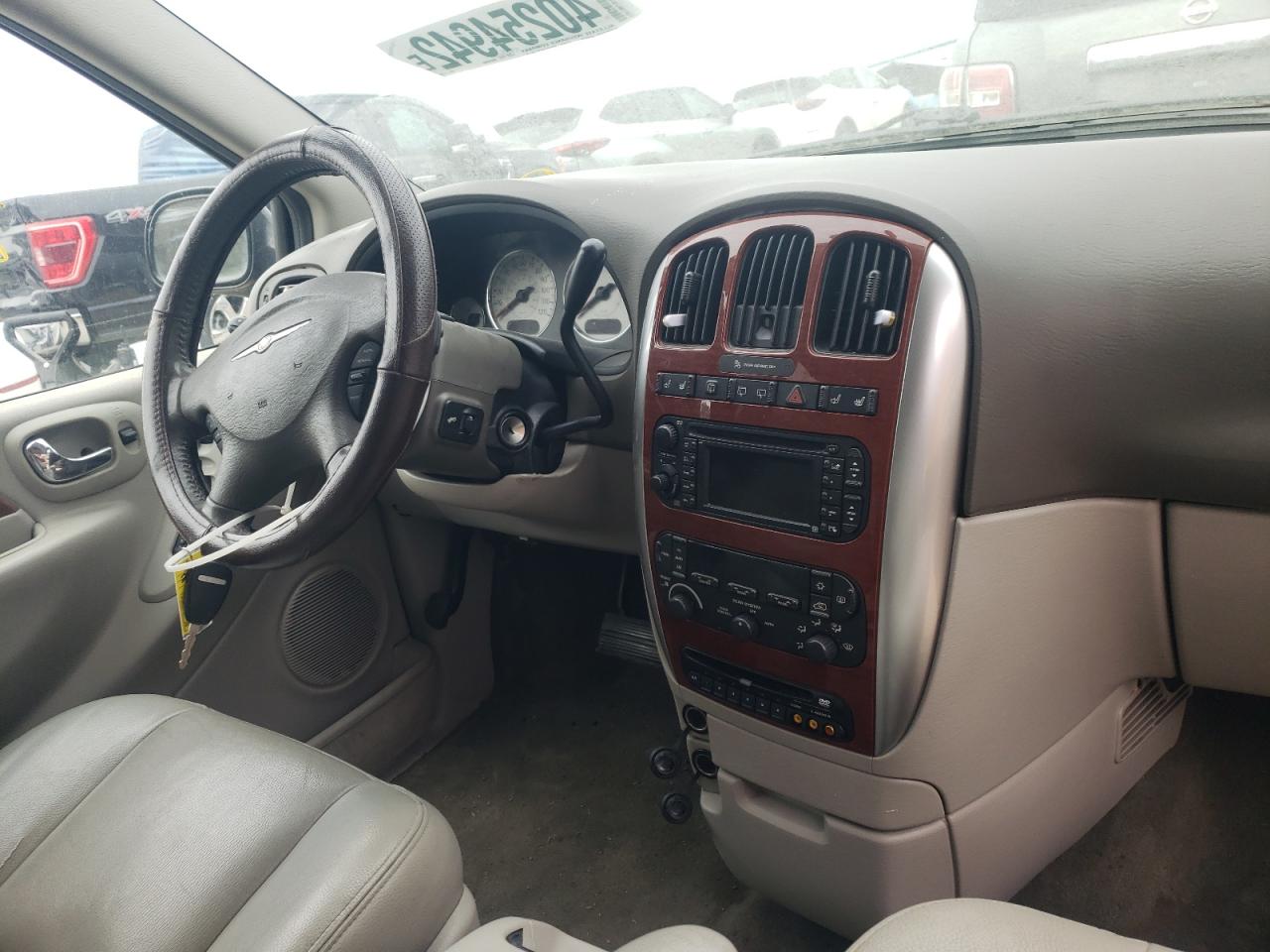 Photo 9 from auction – 2005 CHRYSLER TOWN & COU with VIN 2C8GP64L85R213999