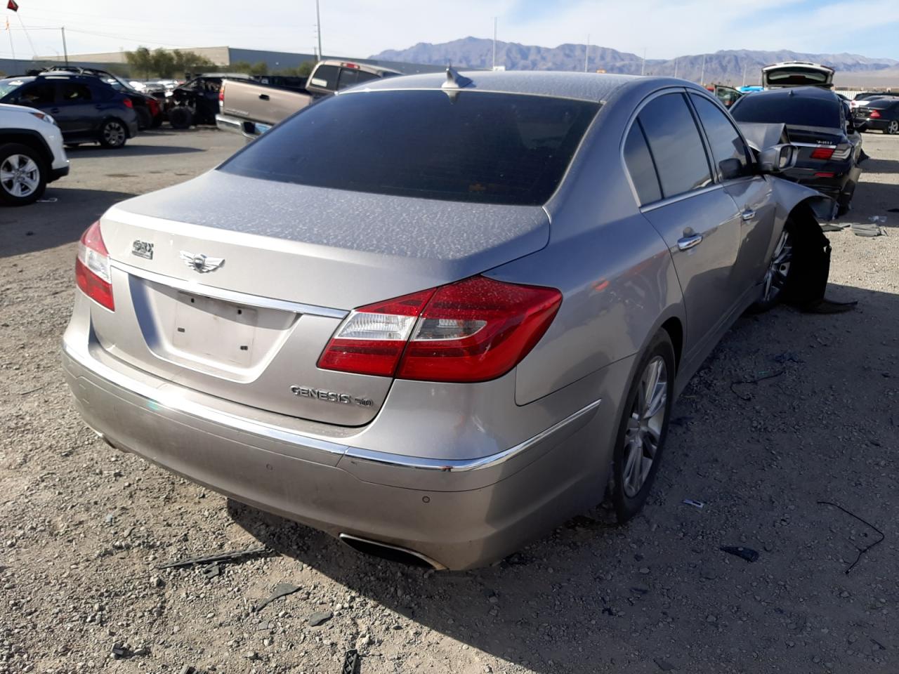 Photo 4 from auction – 2012 HYUNDAI GENESIS 5. with VIN KMHGC4DH2CU182788