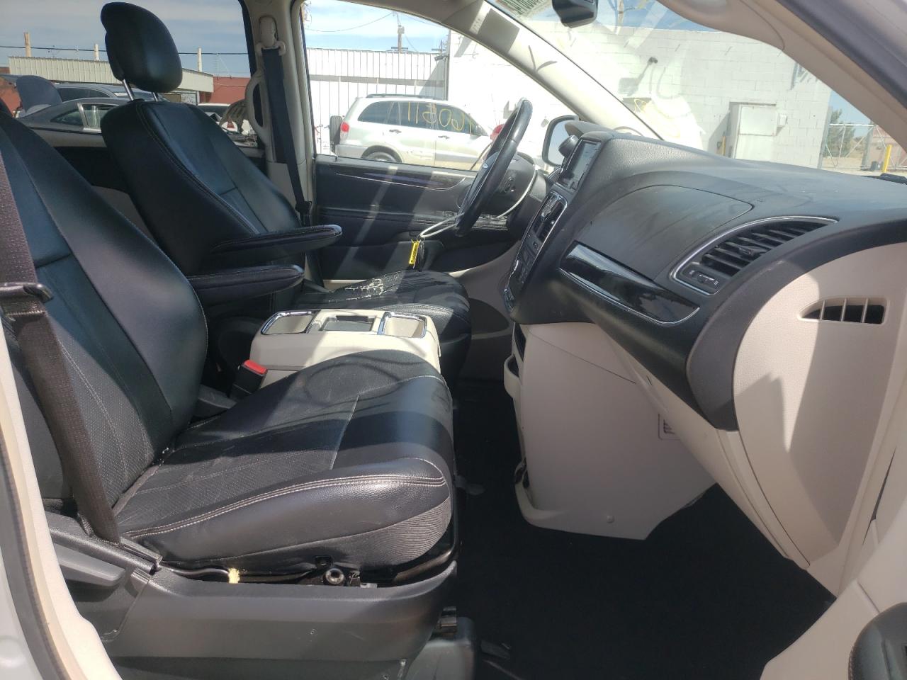 Photo 5 from auction – 2012 CHRYSLER TOWN & COU with VIN 2C4RC1BG2CR423445