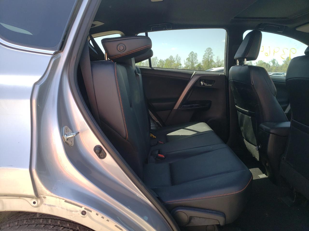 Photo 6 from auction – 2016 TOYOTA RAV4 SE with VIN 2T3NFREV8GW286263