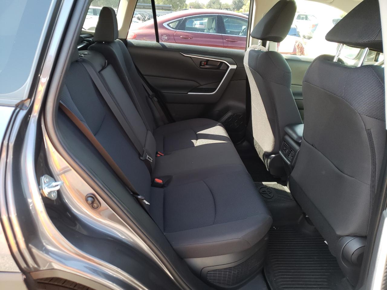 Photo 6 from auction – 2020 TOYOTA RAV4 LE with VIN JTMLWRFV8LD542947