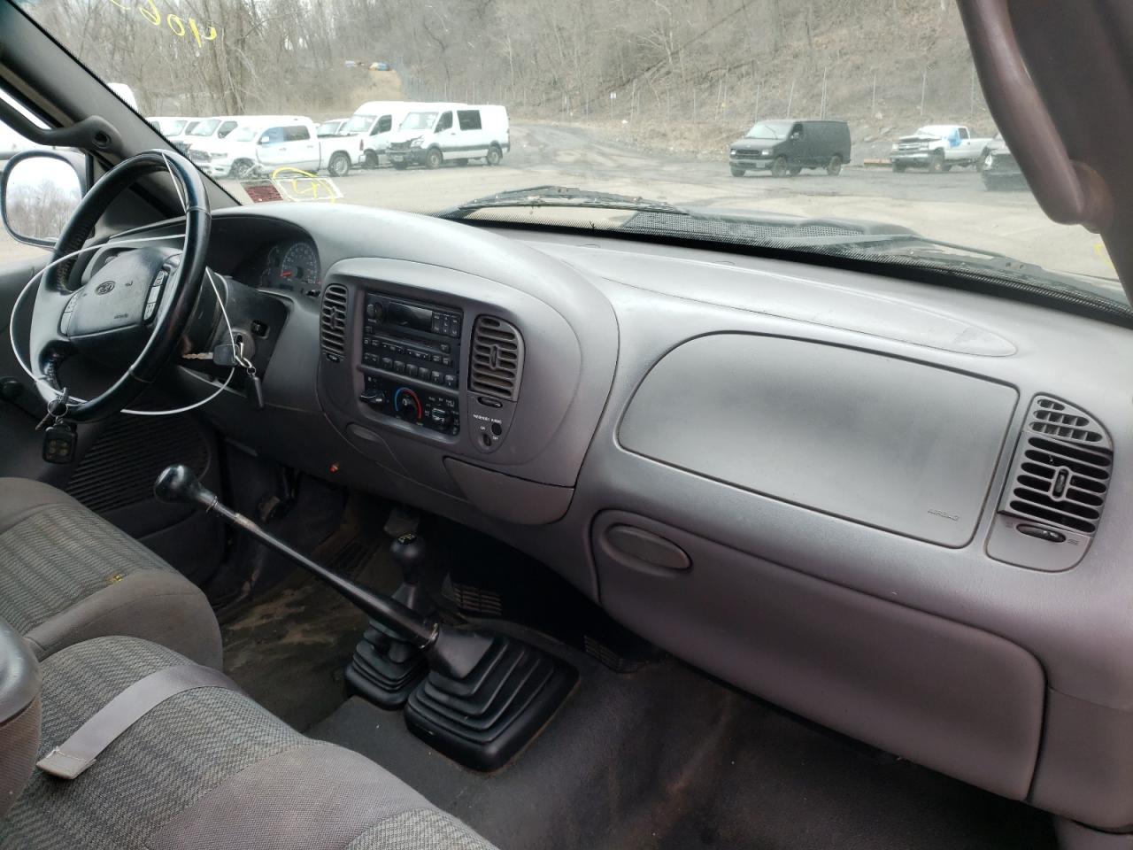 Photo 5 from auction – 2002 FORD F150 with VIN 2FTRF18202CA34923