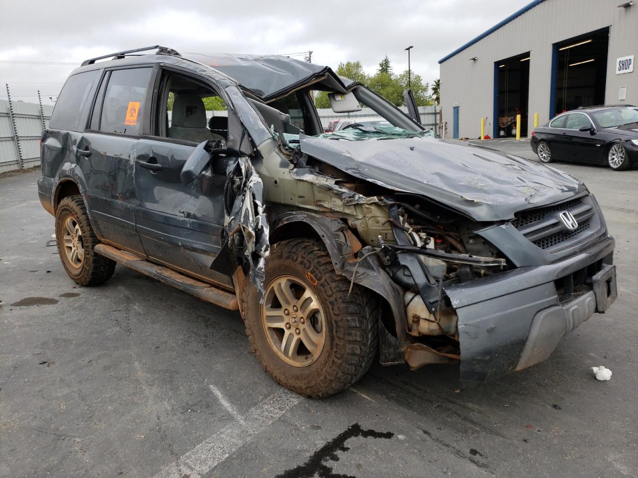 HONDA PILOT EX 2004 with VIN 2HKYF18404H526670 - Photo from auction