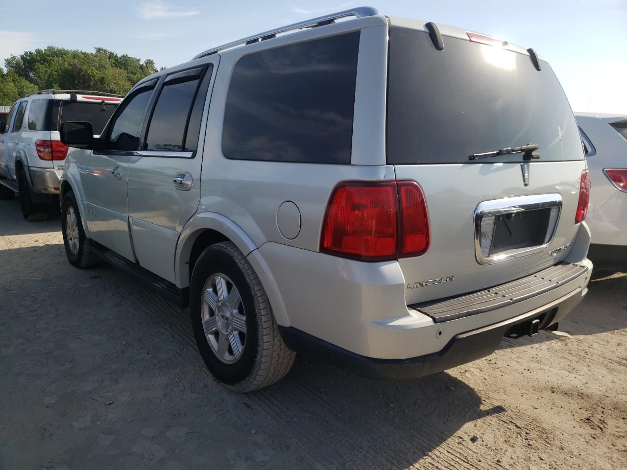 Photo 3 from auction – 2006 LINCOLN NAVIGATOR with VIN 5LMFU27596LJ00285