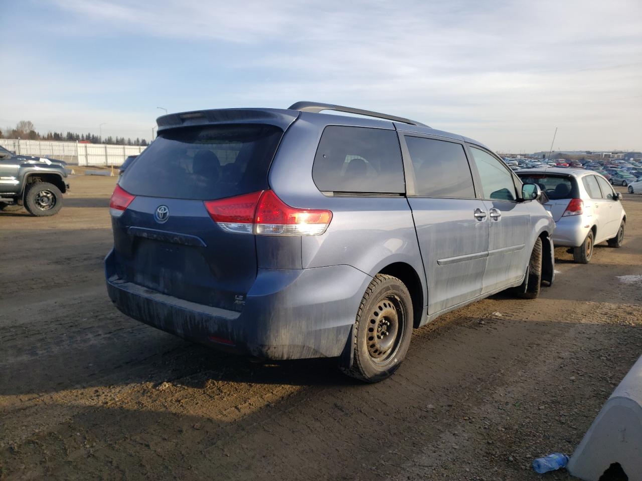 Photo 4 from auction – 2014 TOYOTA SIENNA LE with VIN 5TDJK3DC2ES090695