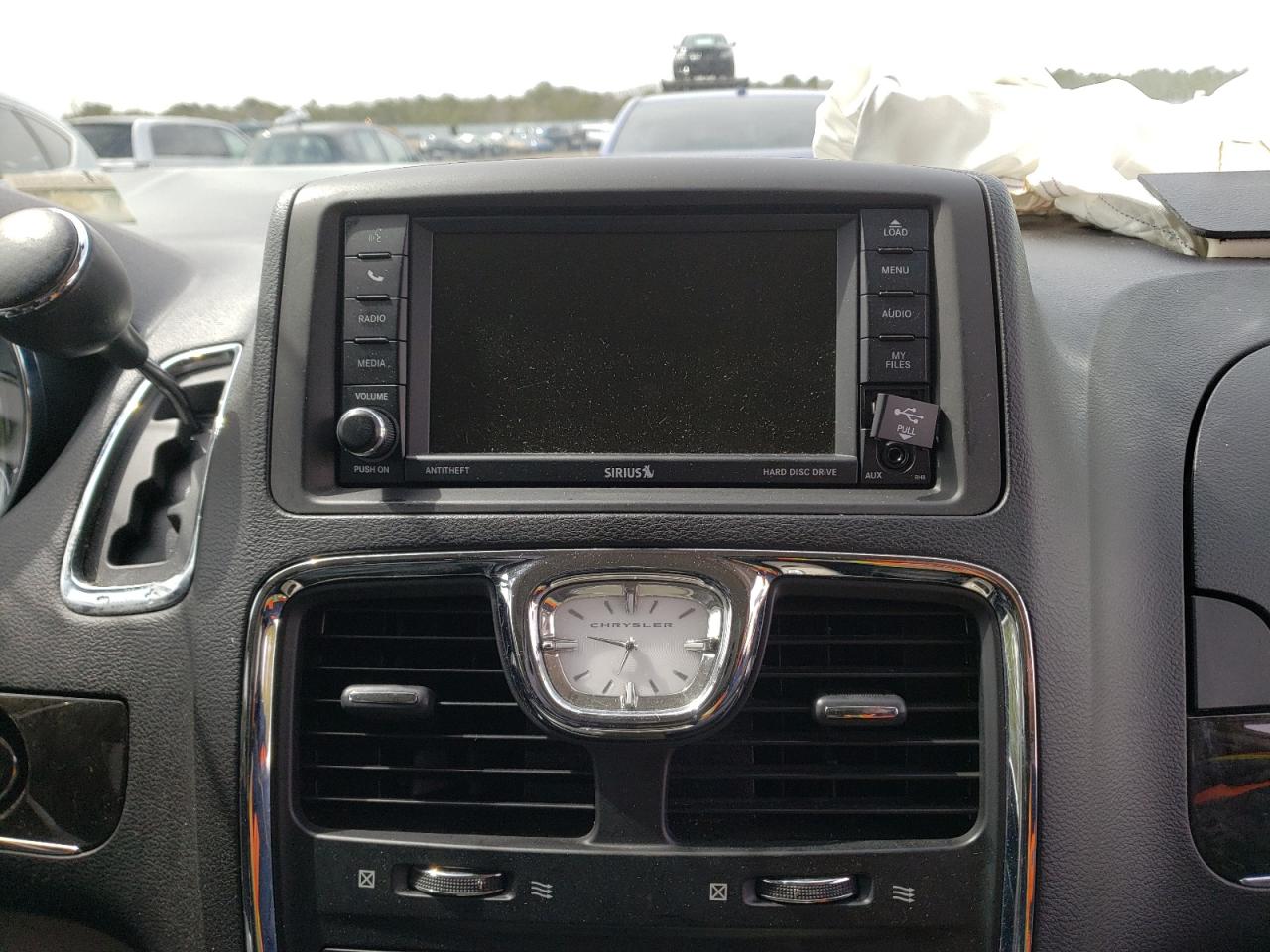 Photo 9 from auction – 2015 CHRYSLER TOWN & COU with VIN 2C4RC1GG8FR656615