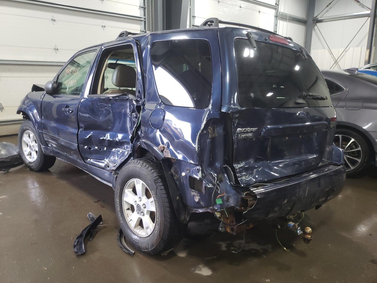 Photo 3 from auction – 2003 FORD ESCAPE LIM with VIN 1FMCU94173KB80056