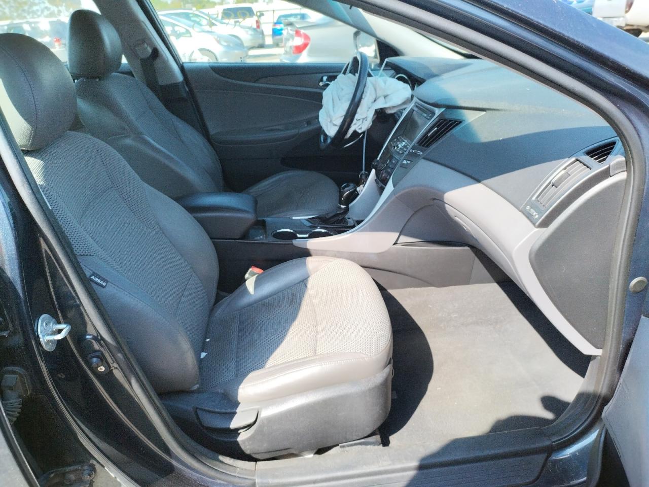 Photo 5 from auction – 2011 HYUNDAI SONATA with VIN 5NPEC4AC3BH220770