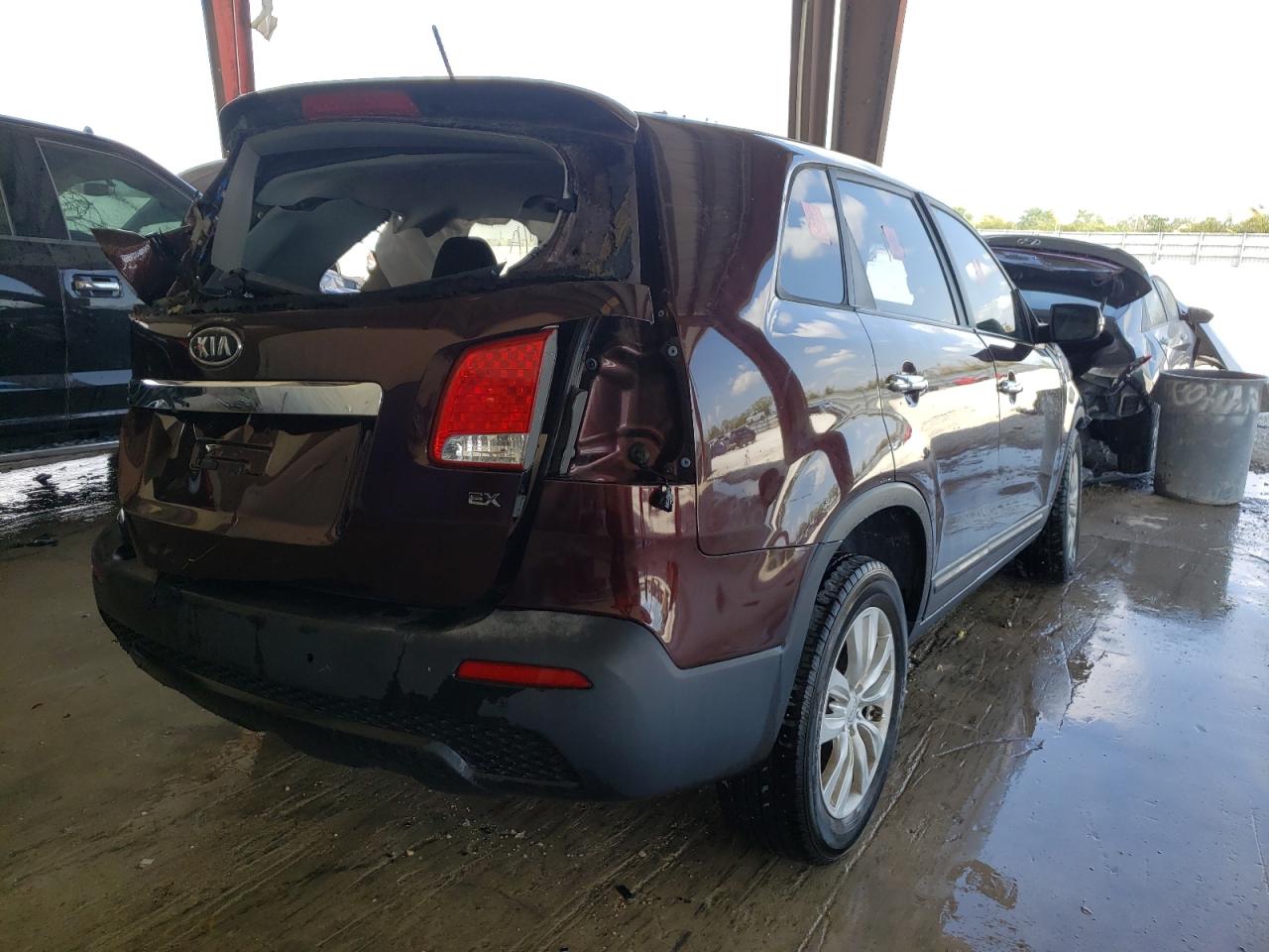 Photo 4 from auction – 2011 KIA SORENTO EX with VIN 5XYKU3A11BG140481