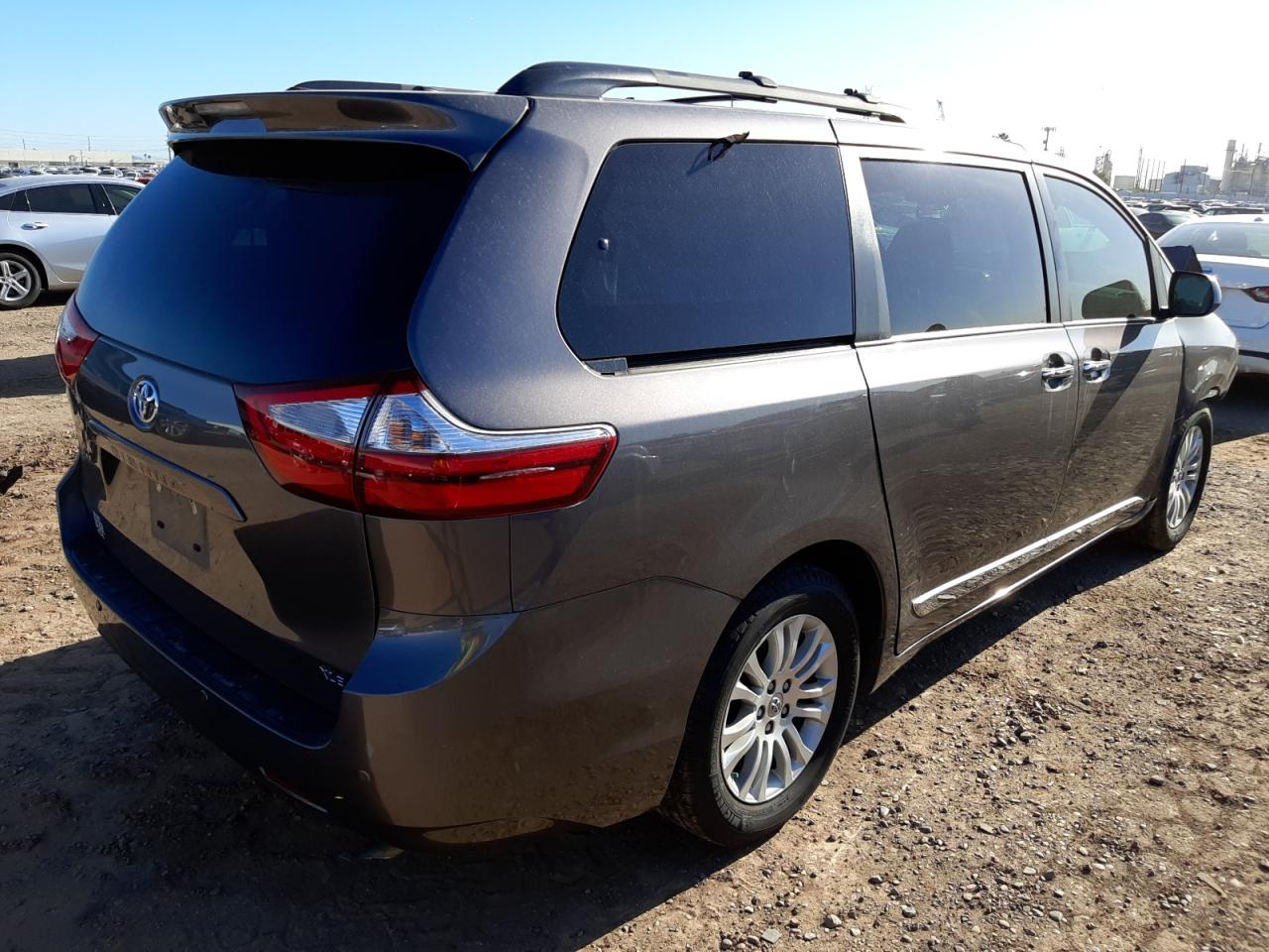 Photo 4 from auction – 2017 TOYOTA SIENNA XLE with VIN 5TDYZ3DC9HS769376