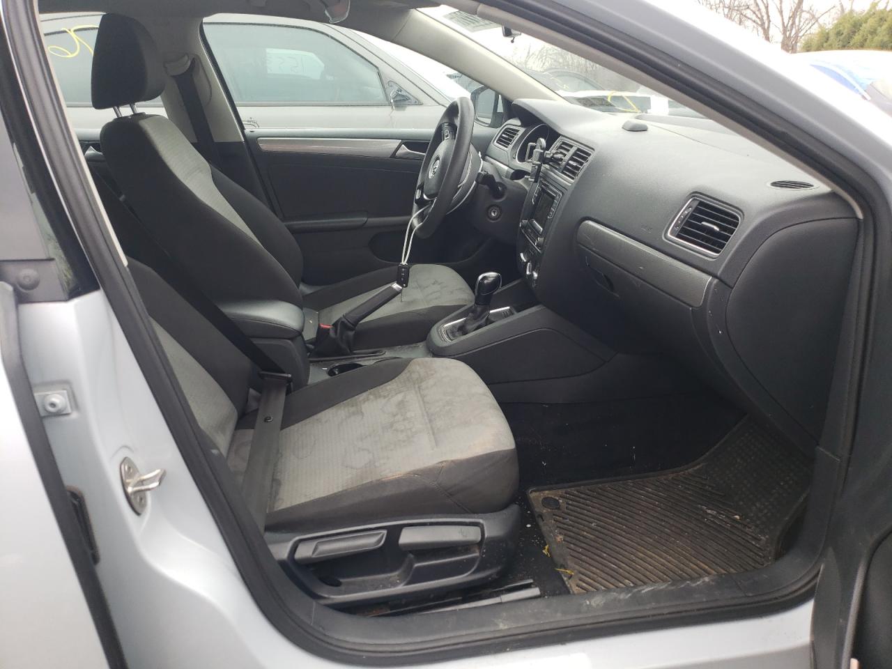 Photo 5 from auction – 2017 VOLKSWAGEN JETTA S with VIN 3VW2B7AJ6HM277387