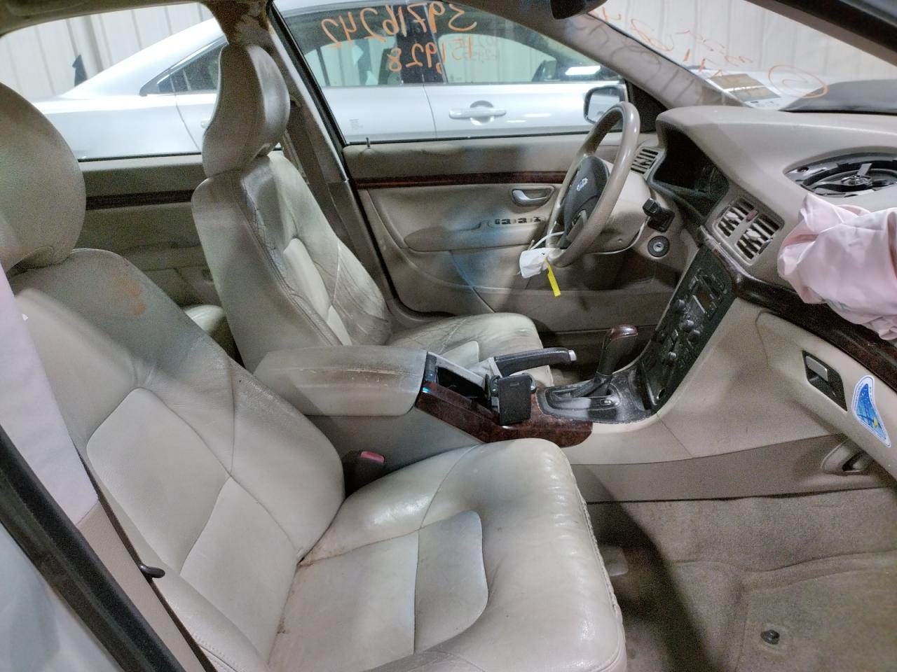 Photo 5 from auction – 2004 VOLVO S80 2.5T with VIN YV1TH59H641350240