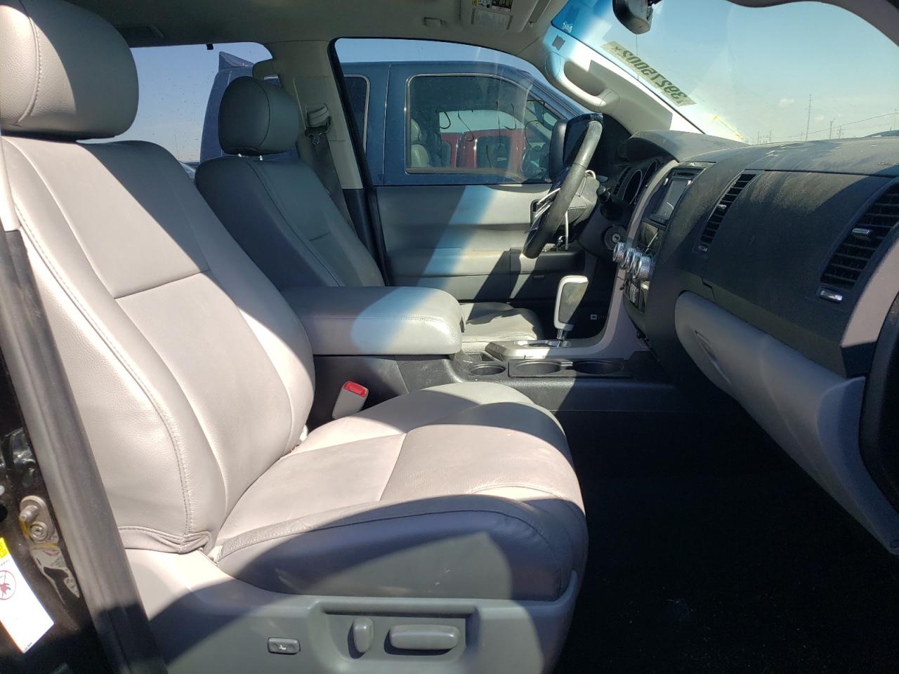 Photo 5 from auction – 2017 TOYOTA SEQUOIA LI with VIN 5TDJW5G16HS151707