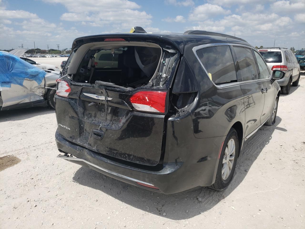 Photo 4 from auction – 2017 CHRYSLER PACIFICA T with VIN 2C4RC1BG7HR721903