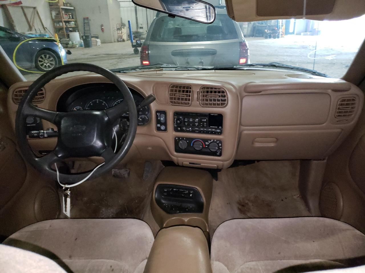 Photo 9 from auction – 2000 CHEVROLET BLAZER with VIN 1GNCS13W1Y2155418