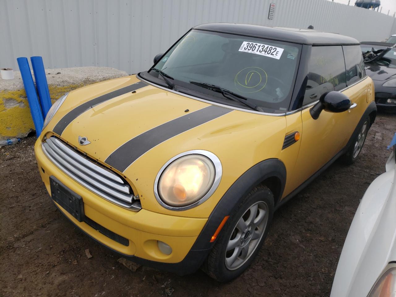 Photo 2 from auction – 2007 MINI COOPER with VIN WMWMF335X7TT52646