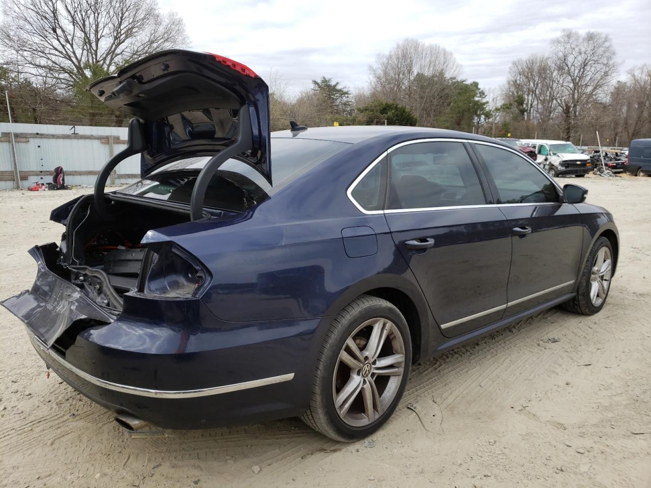 Photo 4 from auction – 2014 VOLKSWAGEN PASSAT SEL with VIN 1VWCM7A30EC060186