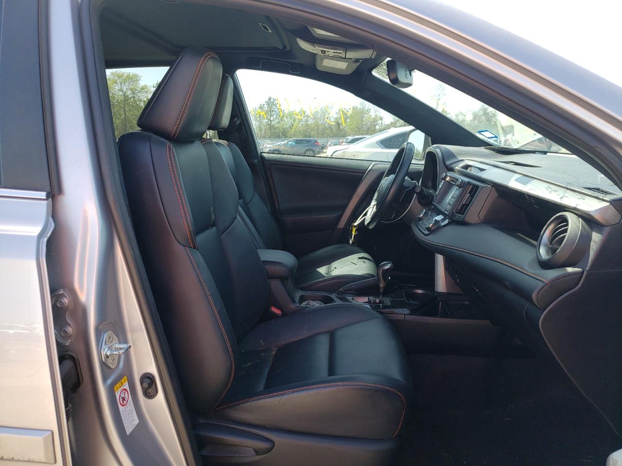 Photo 5 from auction – 2016 TOYOTA RAV4 SE with VIN 2T3NFREV8GW286263