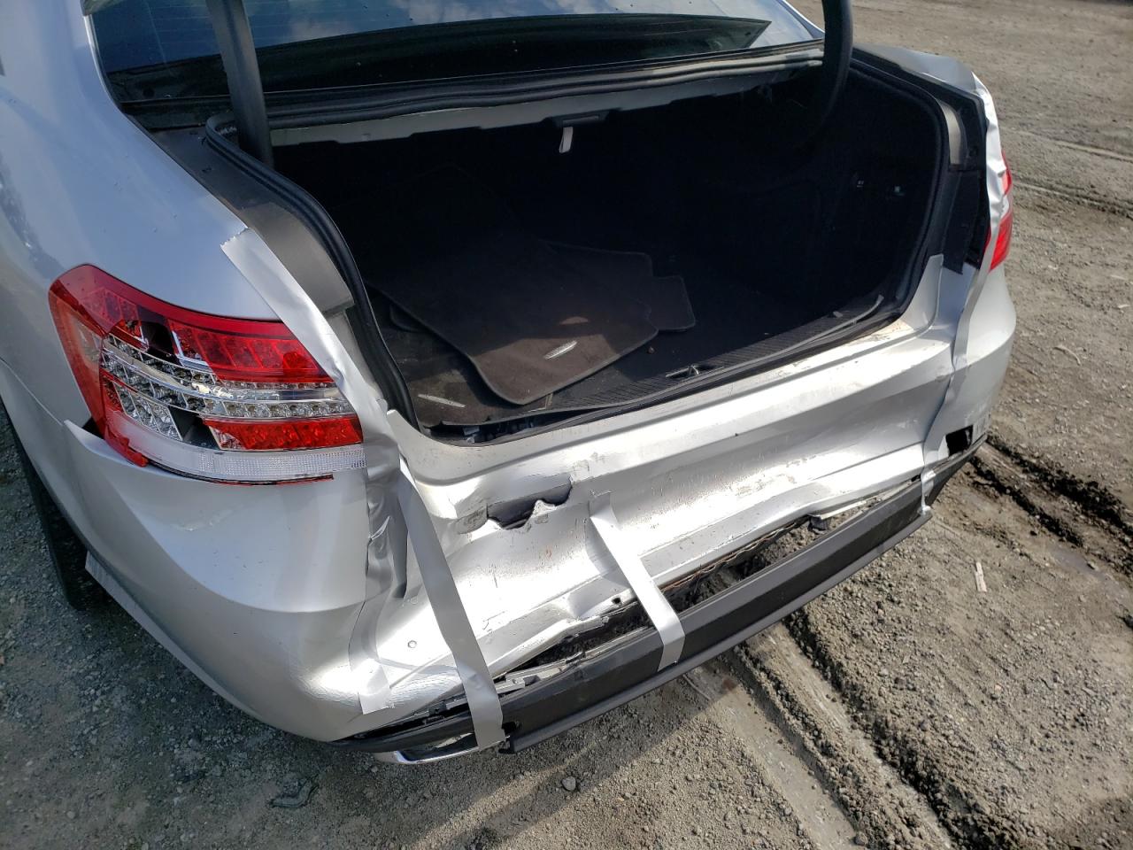 Photo 9 from auction – 2010 MERCEDES-BENZ E350 with VIN WDDHF8HB3AA072771