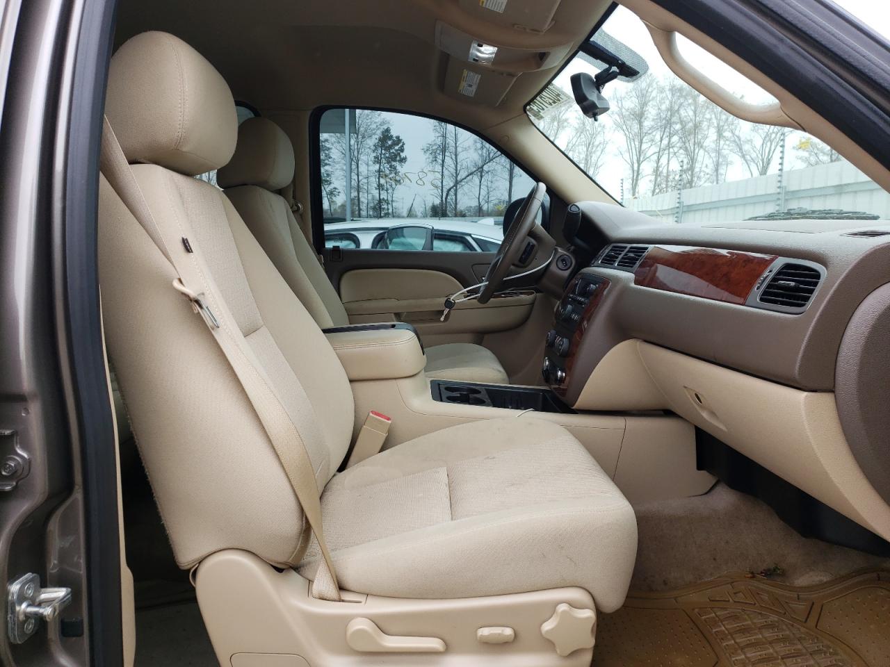 Photo 5 from auction – 2013 CHEVROLET SUBURBAN with VIN 1GNSCHE03DR158204