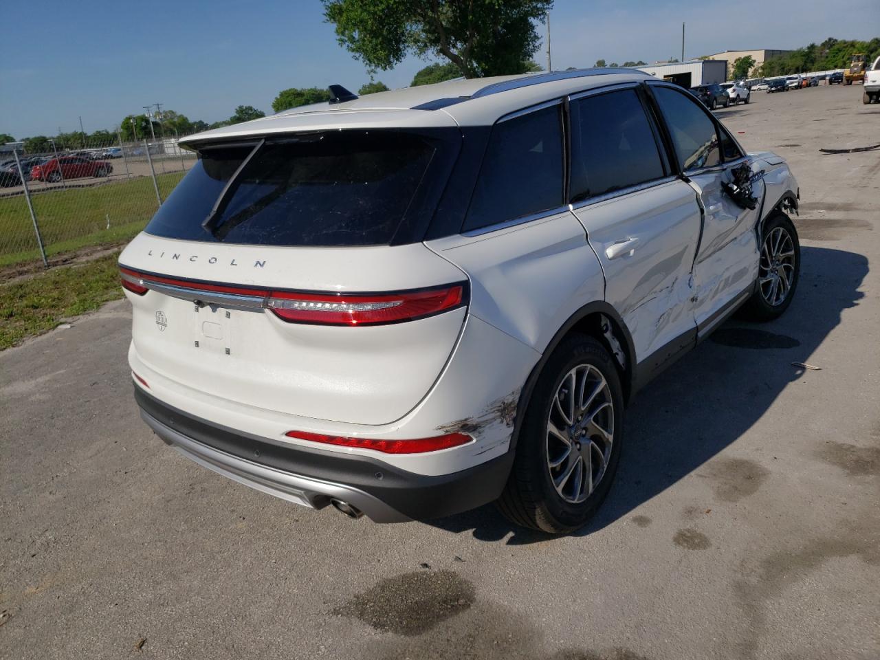 Photo 4 from auction – 2021 LINCOLN CORSAIR with VIN 5LMCJ1C92MUL12290