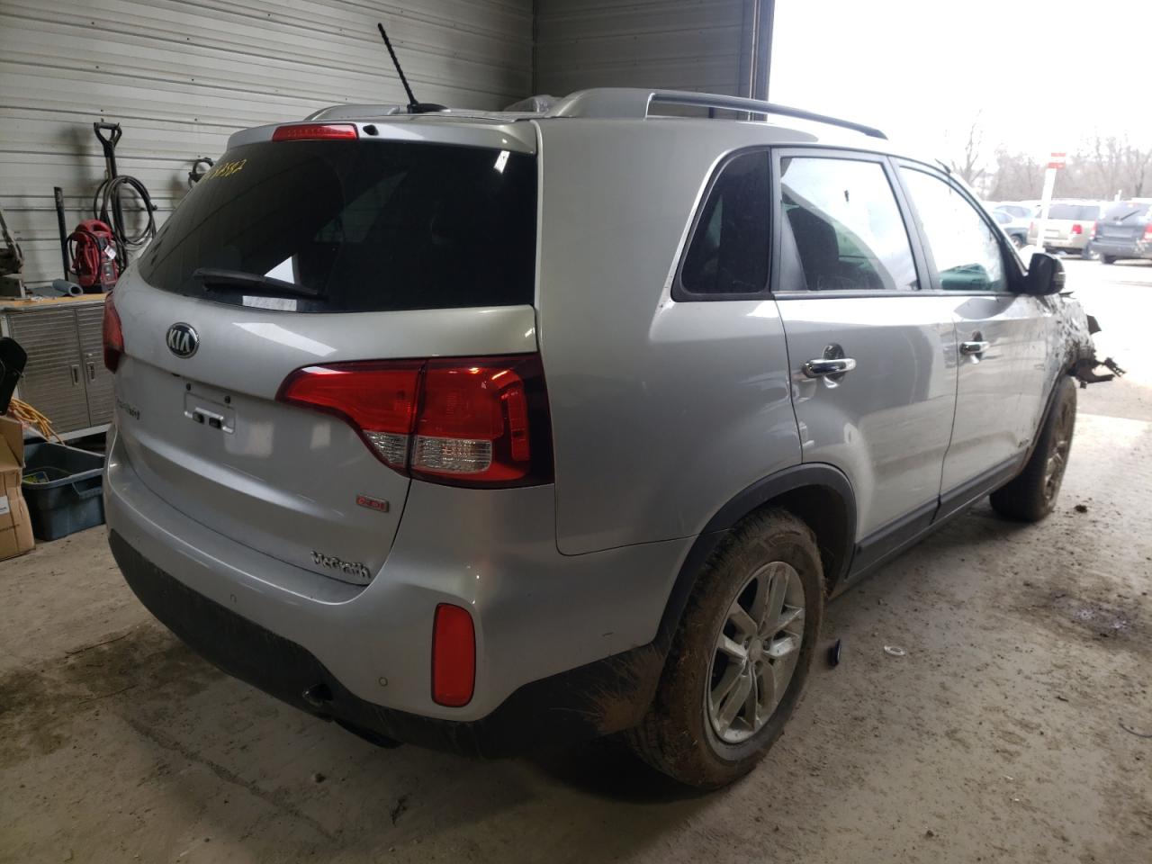 Photo 4 from auction – 2015 KIA SORENTO LX with VIN 5XYKTCA60FG636277