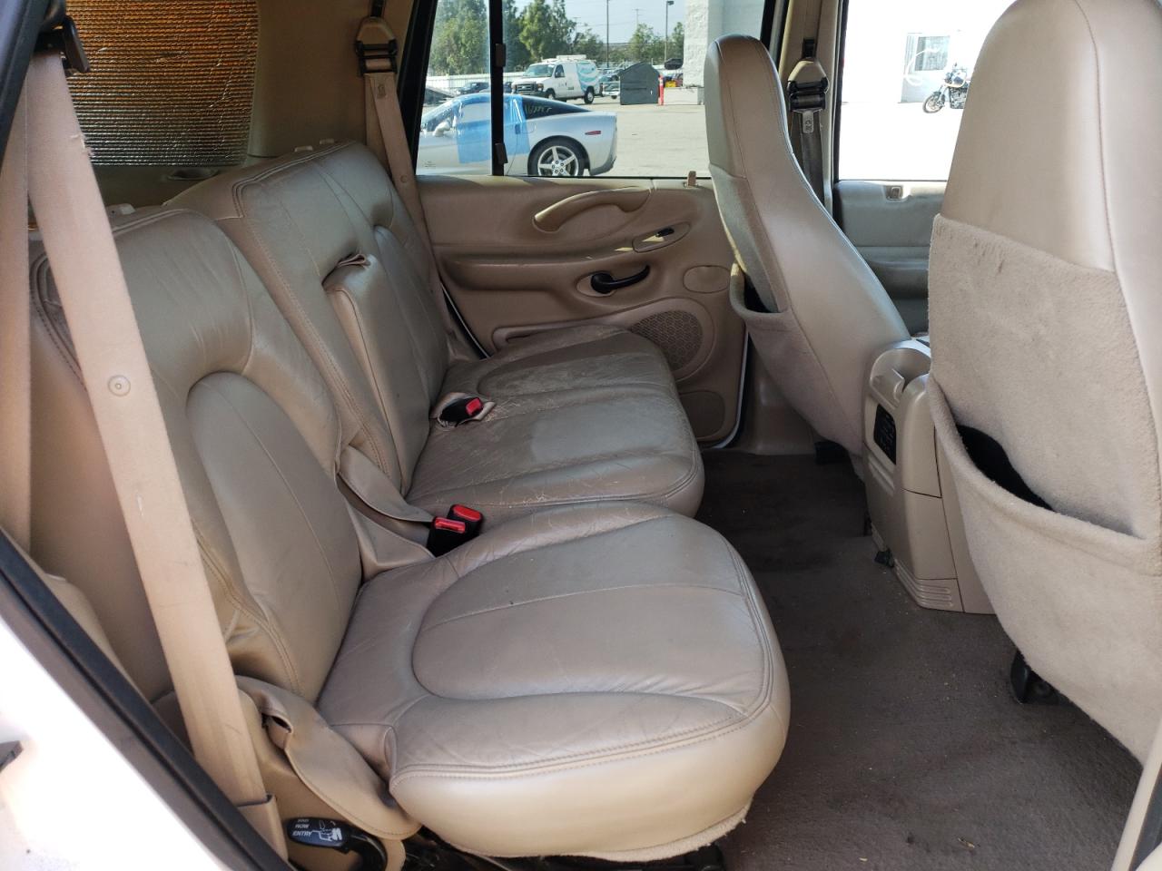 Photo 6 from auction – 2000 FORD EXPEDITION with VIN 1FMRU1566YLA70056