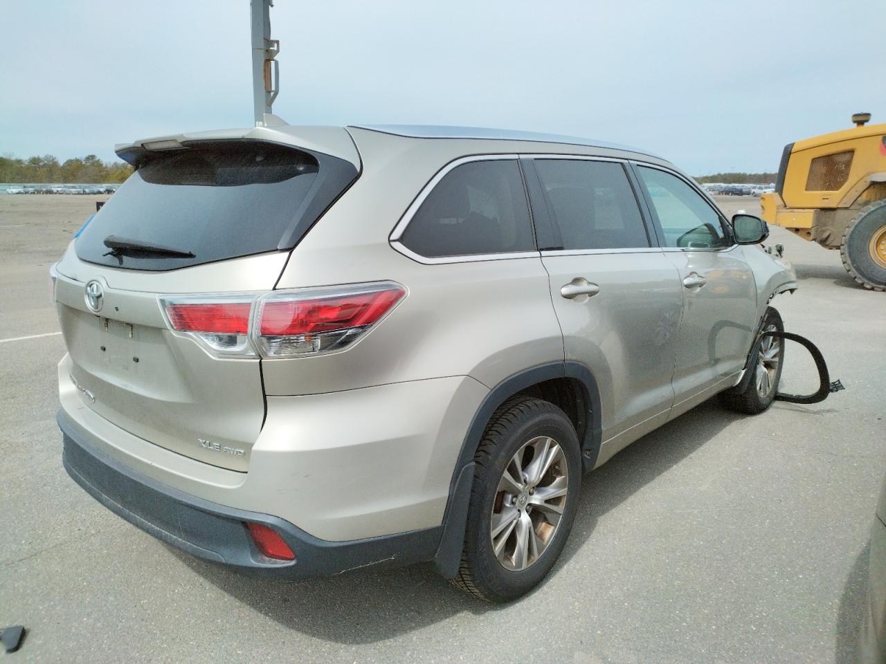 Photo 4 from auction – 2014 TOYOTA HIGHLANDER with VIN 5TDJKRFH7ES043612