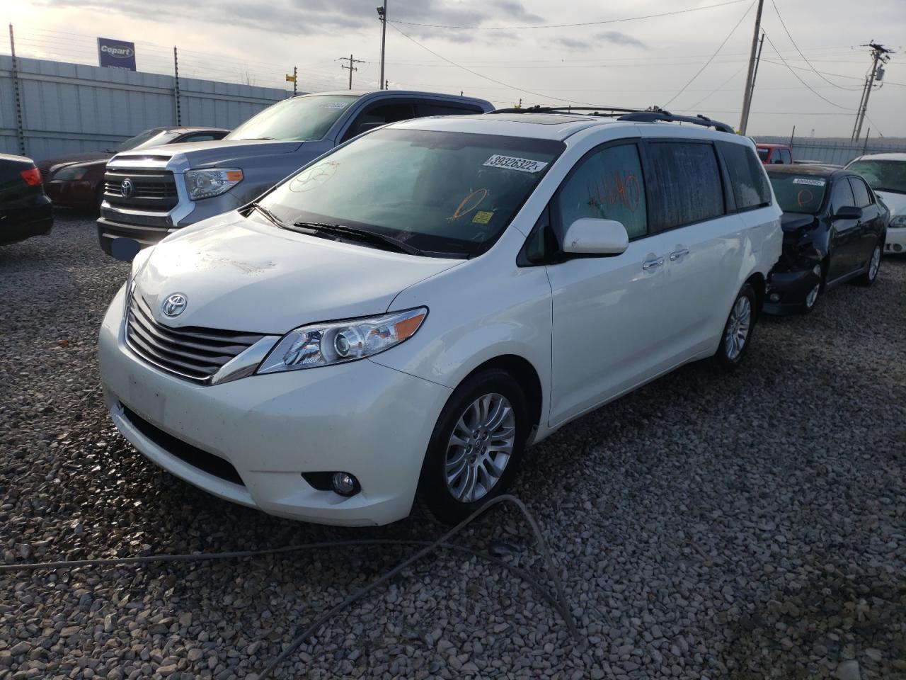 Photo 2 from auction – 2015 TOYOTA SIENNA XLE with VIN 5TDYK3DC6FS675599