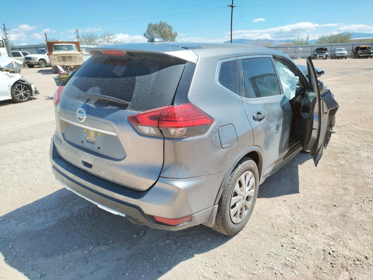 Photo 4 from auction – 2017 NISSAN ROGUE S with VIN JN8AT2MT8HW146624