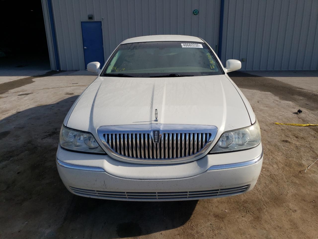 Photo 10 from auction – 2003 LINCOLN TOWN CAR E with VIN 1LNHM81W83Y653945