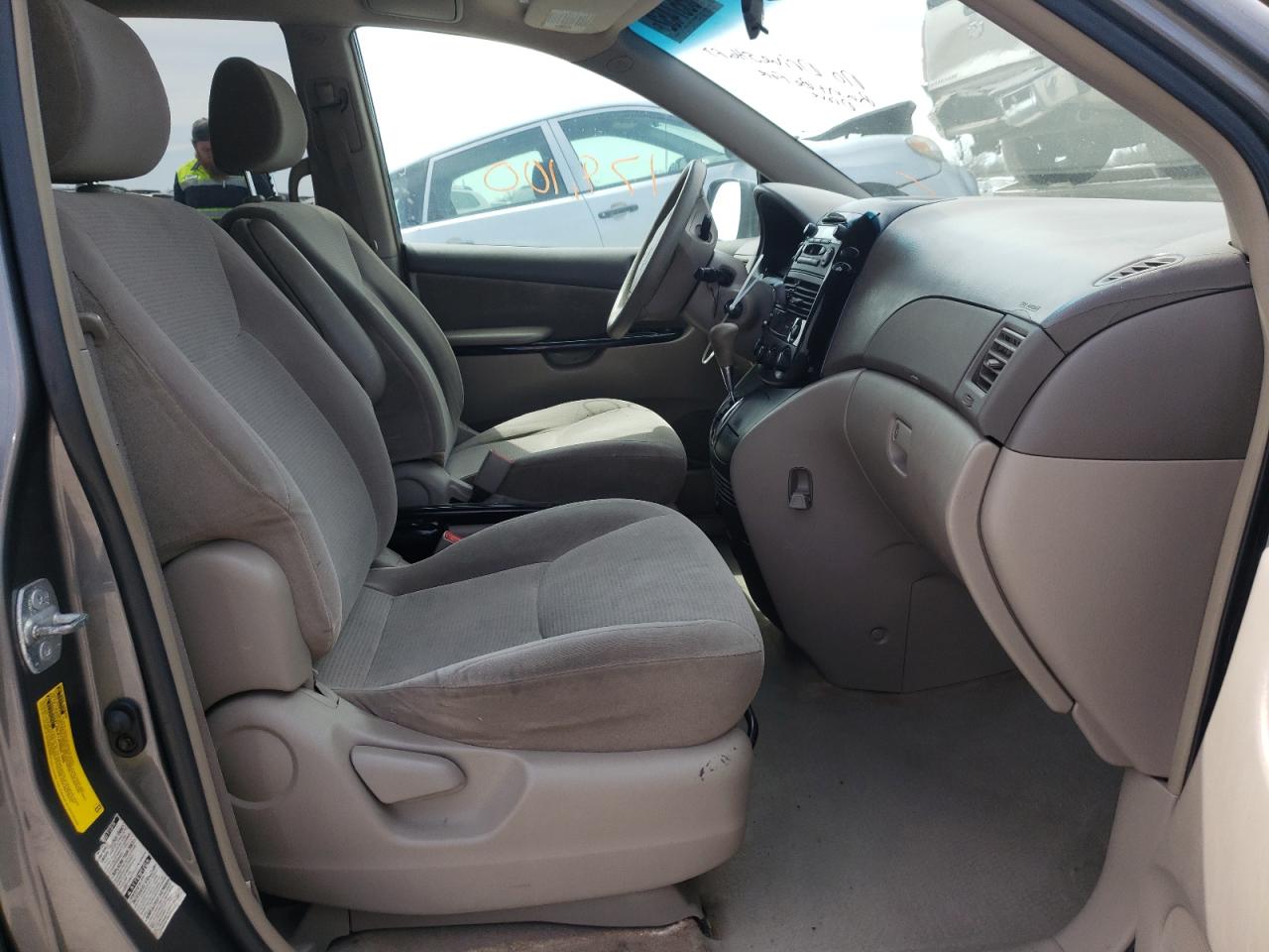 Photo 5 from auction – 2004 TOYOTA SIENNA LE with VIN 5TDBA23C14S026522
