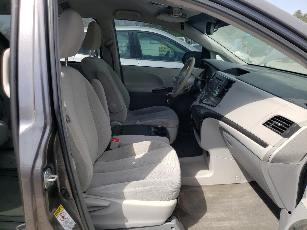 Photo 5 from auction – 2013 TOYOTA SIENNA LE with VIN 5TDKK3DC3DS372055