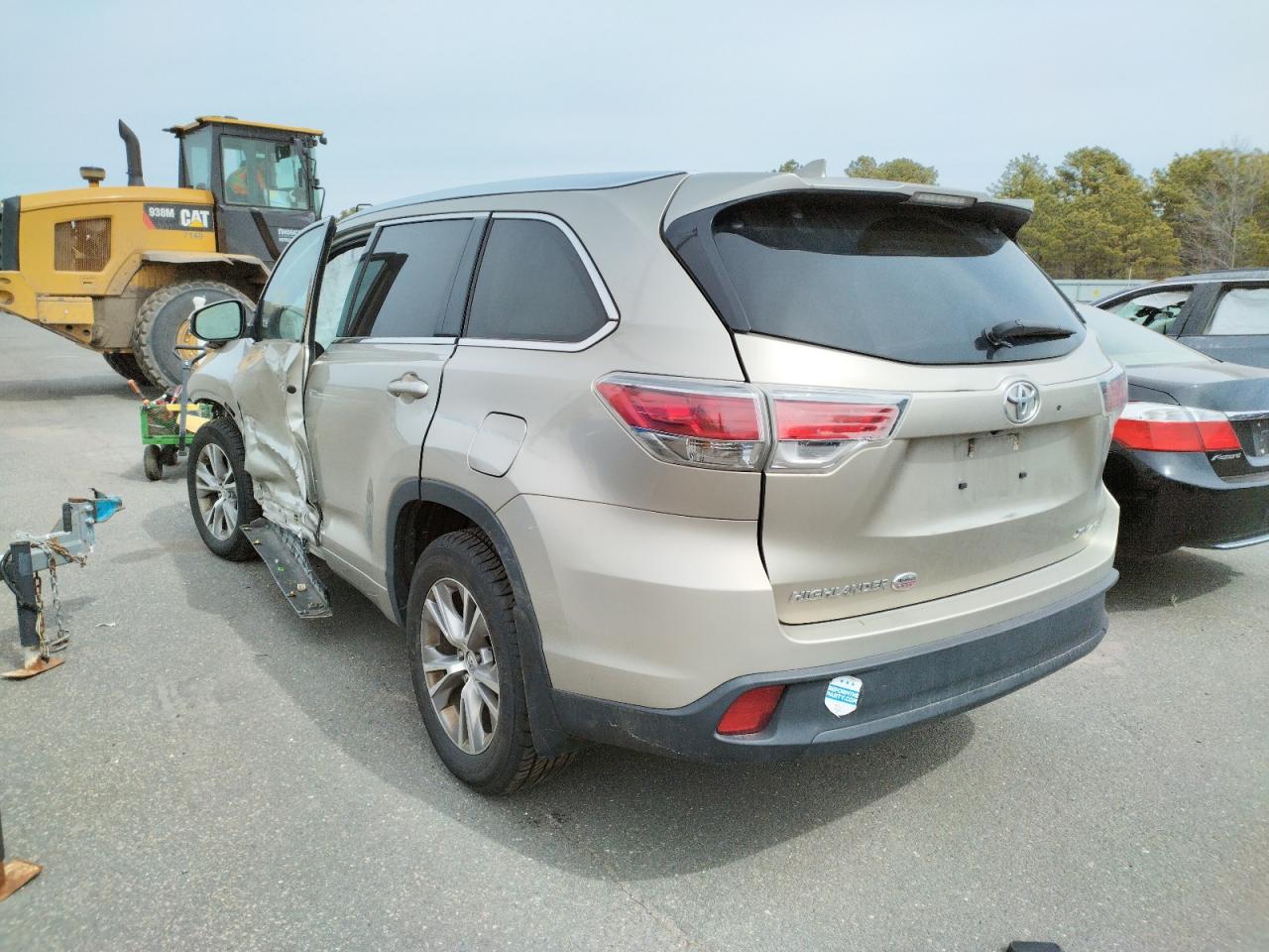 Photo 3 from auction – 2014 TOYOTA HIGHLANDER with VIN 5TDJKRFH7ES043612