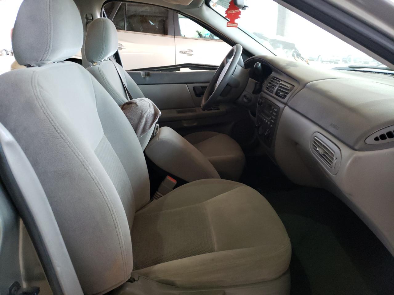 Photo 5 from auction – 2004 FORD TAURUS SE with VIN 1FAFP53U94A107569